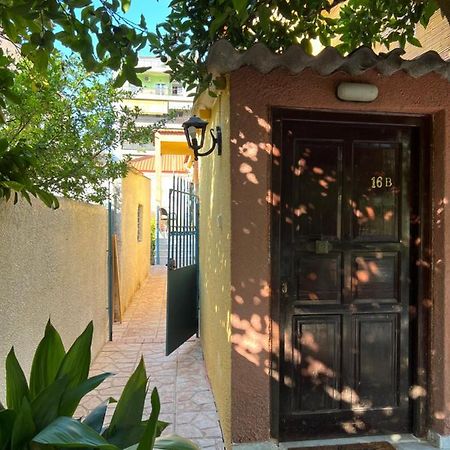 Cosy Guesthouse-Souterrain With Garden In City Center Corinth エクステリア 写真
