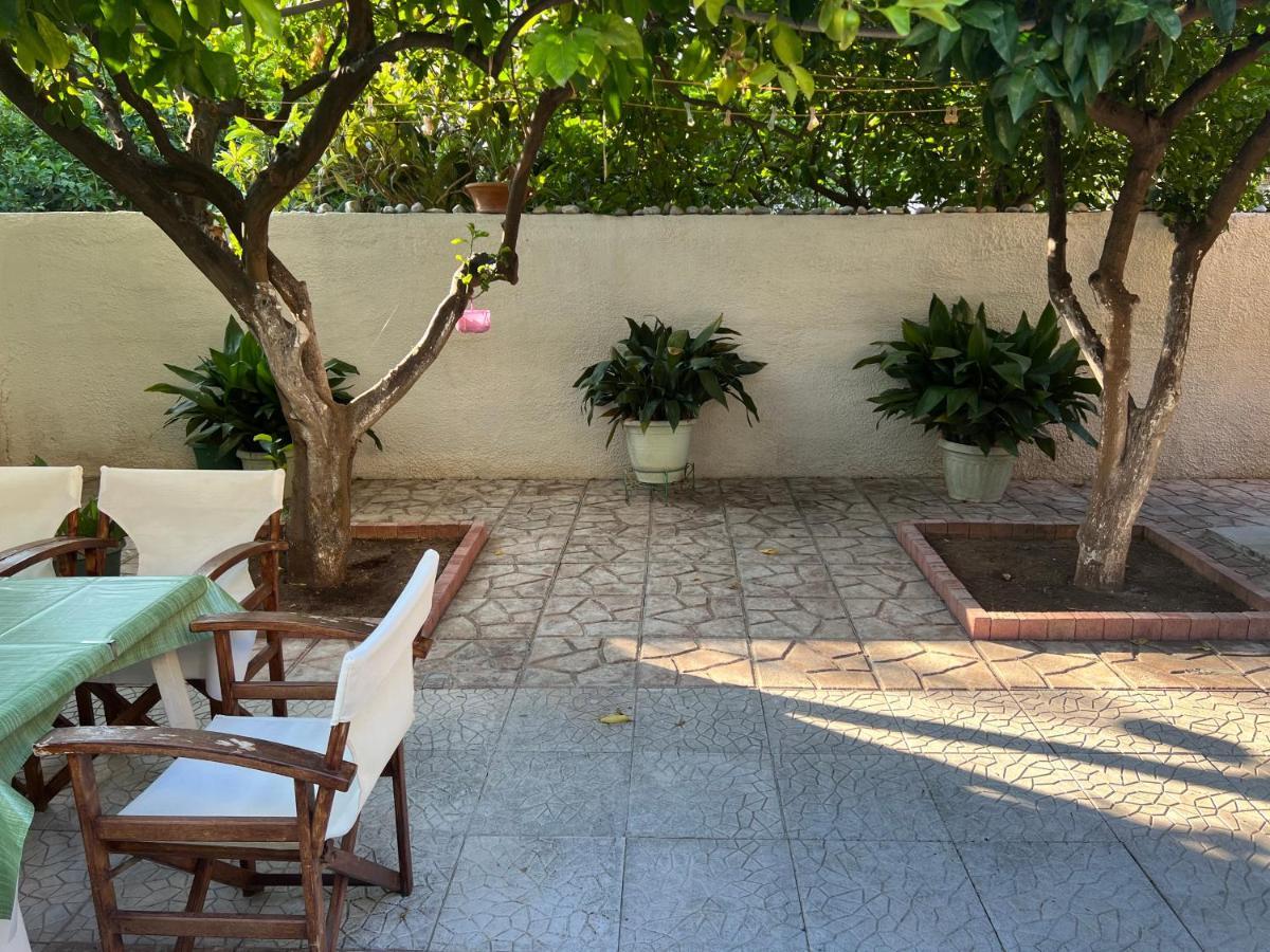 Cosy Guesthouse-Souterrain With Garden In City Center Corinth エクステリア 写真