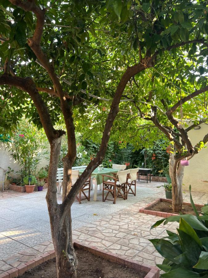 Cosy Guesthouse-Souterrain With Garden In City Center Corinth エクステリア 写真