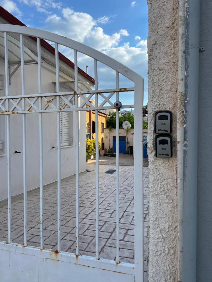 Cosy Guesthouse-Souterrain With Garden In City Center Corinth エクステリア 写真