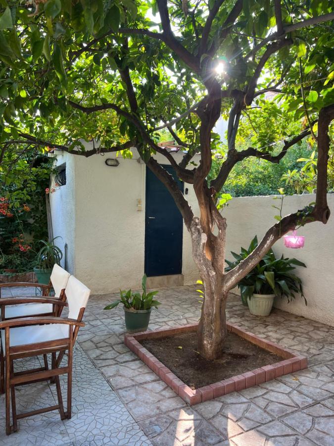 Cosy Guesthouse-Souterrain With Garden In City Center Corinth エクステリア 写真
