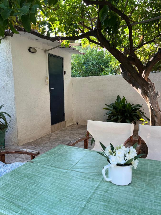 Cosy Guesthouse-Souterrain With Garden In City Center Corinth エクステリア 写真