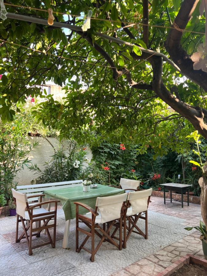 Cosy Guesthouse-Souterrain With Garden In City Center Corinth エクステリア 写真