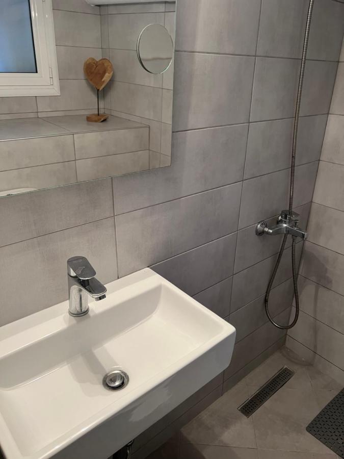 Cosy Guesthouse-Souterrain With Garden In City Center Corinth エクステリア 写真