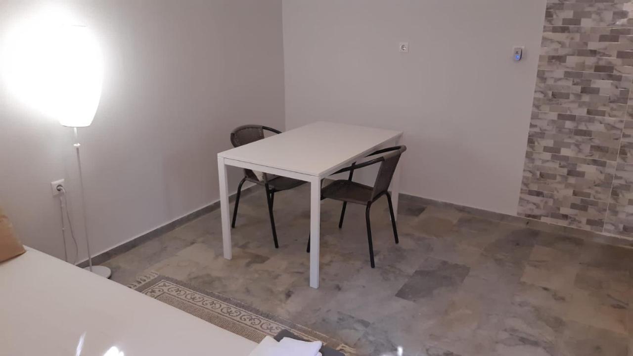 Cosy Guesthouse-Souterrain With Garden In City Center Corinth エクステリア 写真