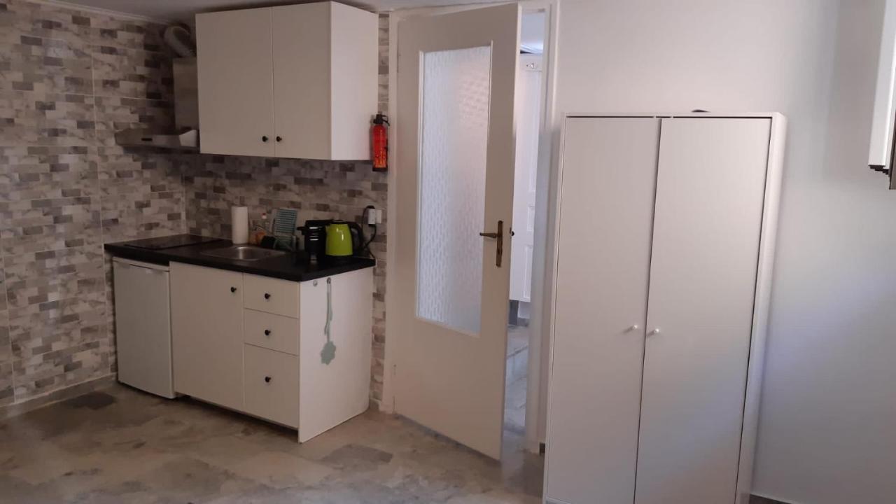 Cosy Guesthouse-Souterrain With Garden In City Center Corinth エクステリア 写真