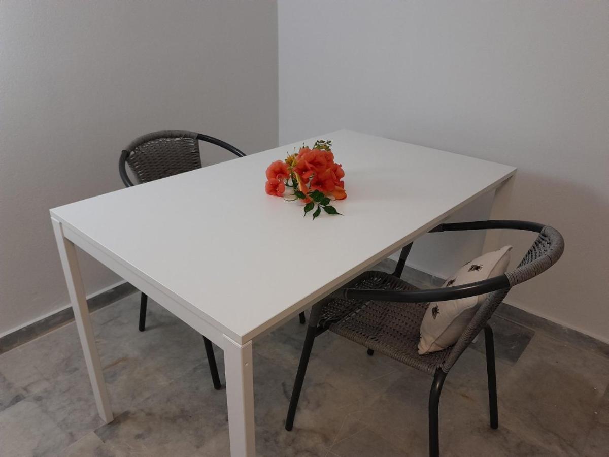Cosy Guesthouse-Souterrain With Garden In City Center Corinth エクステリア 写真