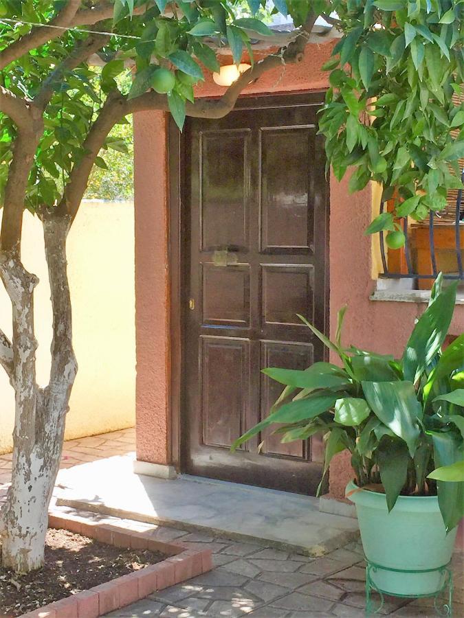 Cosy Guesthouse-Souterrain With Garden In City Center Corinth エクステリア 写真